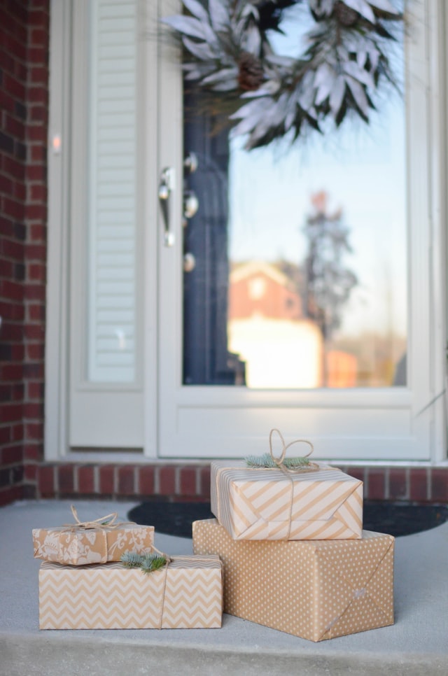 Gifts-by-your-door.